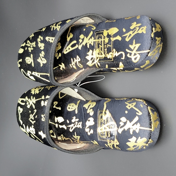 SLIPPERS - Picture 2 of 4